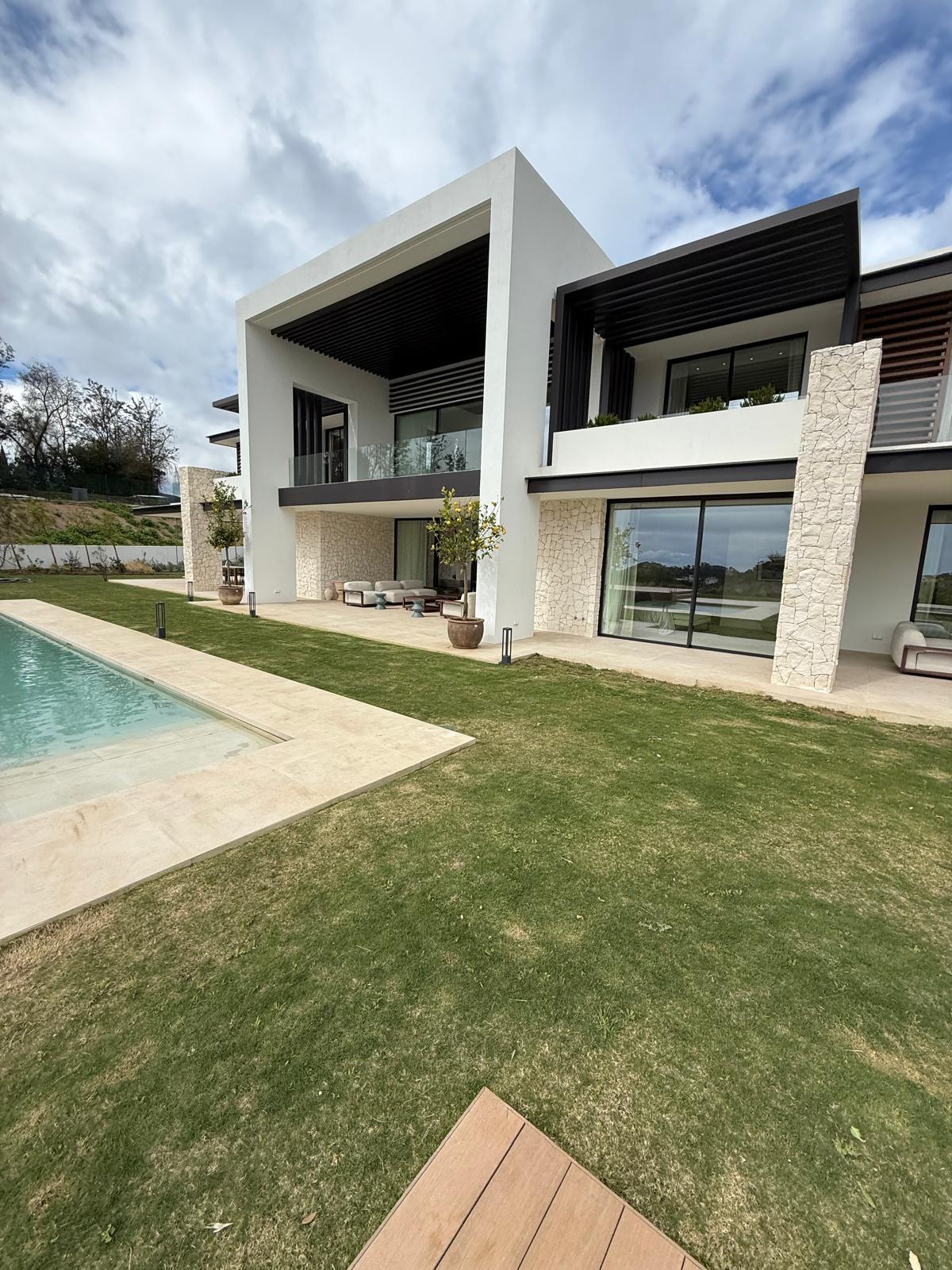 Villa con jardín y piscina