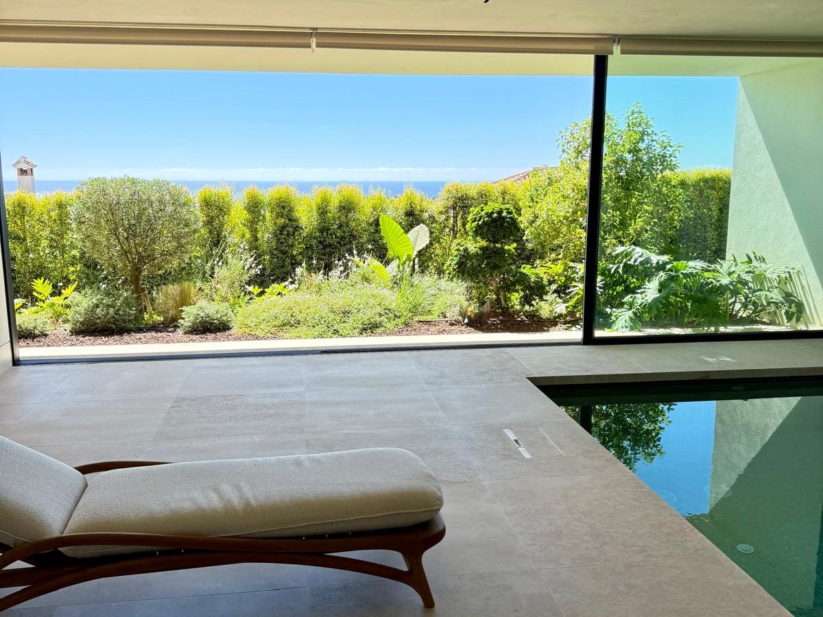 Piscina con vistas al mar, tu hogar en buenas manos