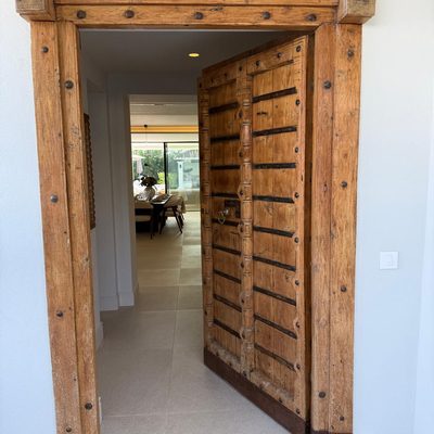Antigua puerta de madera abierta de una casa española