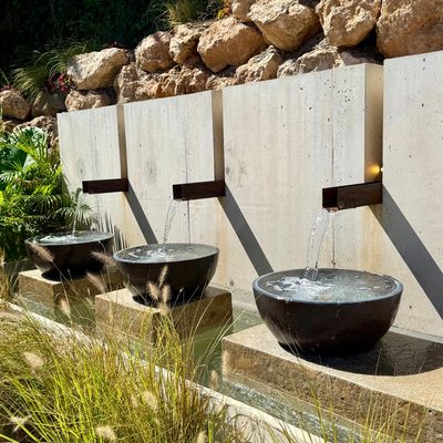 Fuente con pilas de piedra en el jardín de una villa