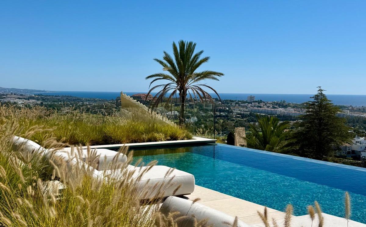 Villa mit Pool und Meerblick